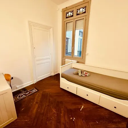 Il Y A Du Monde Au Plafond - 315 Appartement