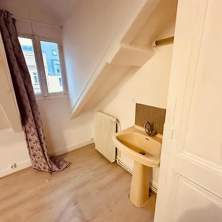 Il Y A Du Monde Au Plafond - 315 Appartement *