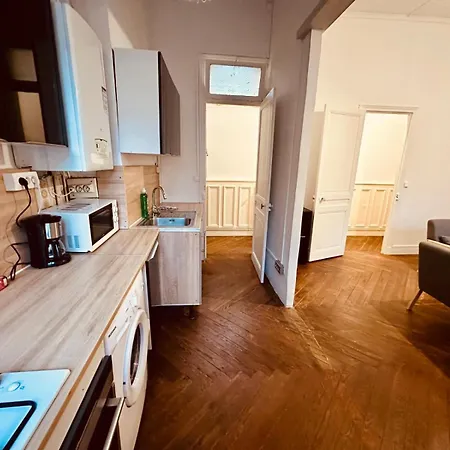 Il Y A Du Monde Au Plafond - 315 Appartement